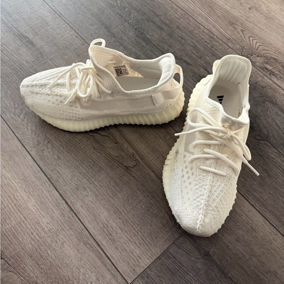 Adidas Yeezy Boost 350 V2 in Off-White - Picture 2 of 4